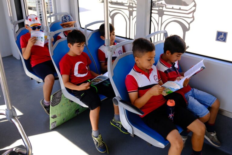 Öğrenciler tramvayda kitap okudu