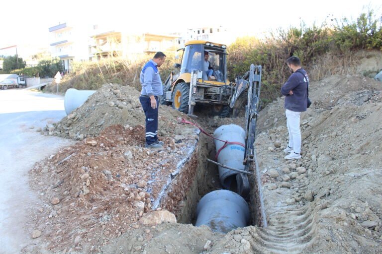 Manavgat’ta bozulan yollar onarılıyor