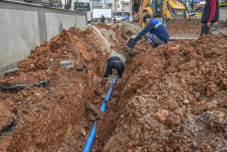 Büyükşehir içme suyunu Kepez asfaltı yeniliyor