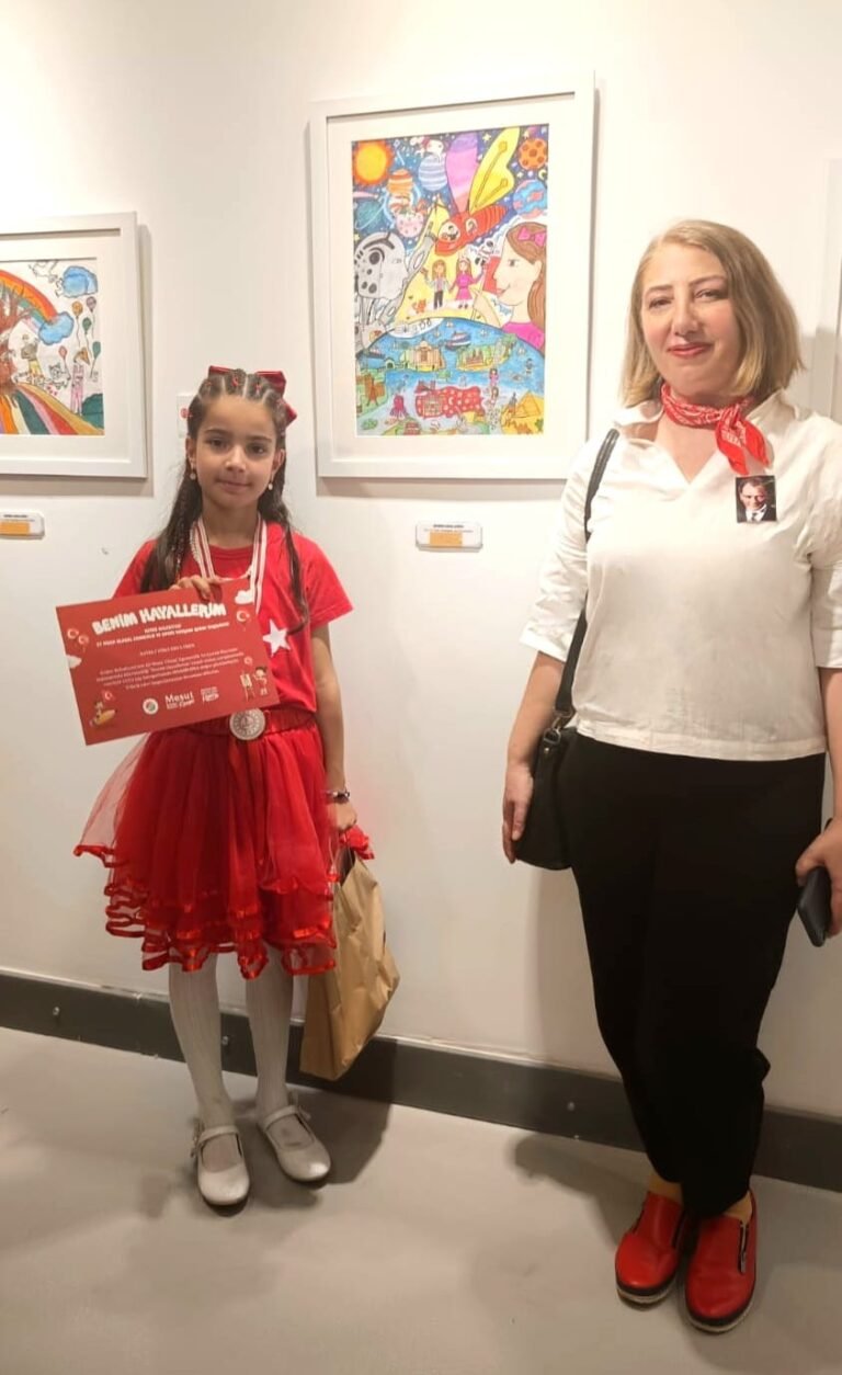 Rekortmen Minik Ressam Fatıma Erva Eren