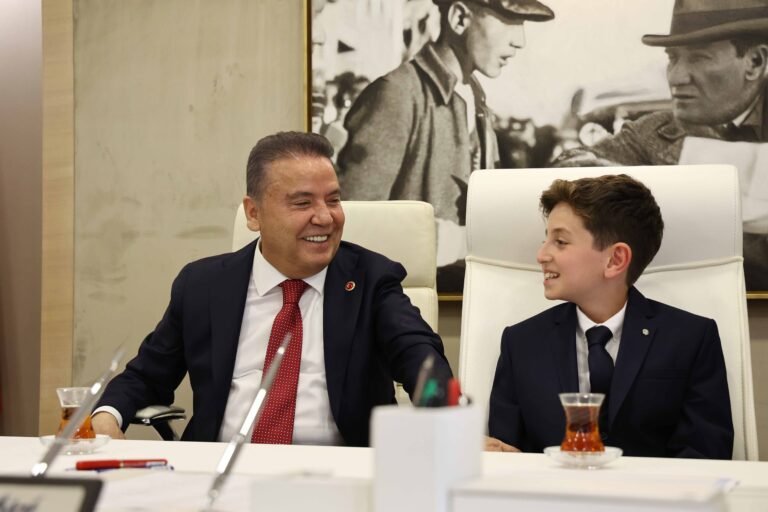 Böcek makamını çocuk başkana devreti