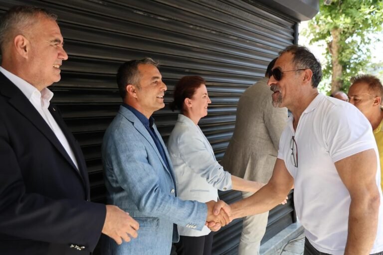 CHP Sokakta Bayramlaştı