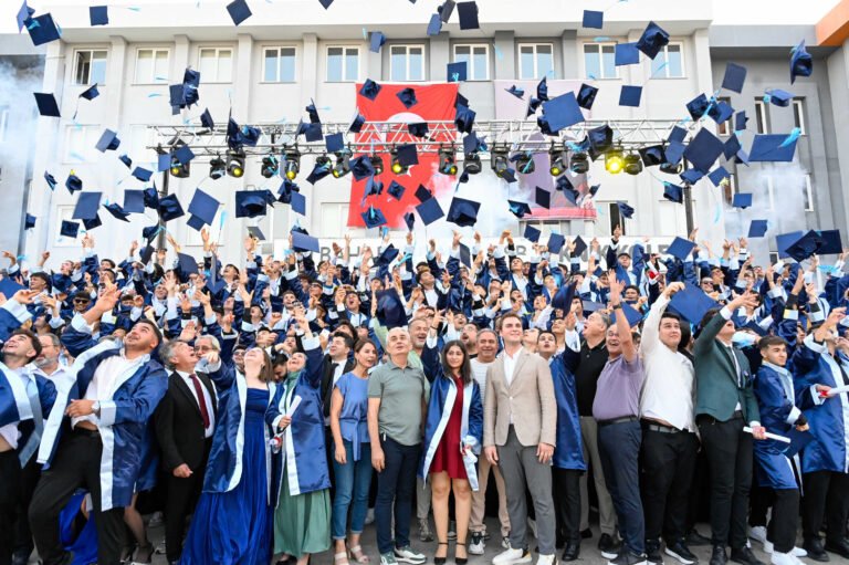 Ali Bahar AOSB Teknik Koleji’nde İlk Mezuniyet Coşkusu: 254 Öğrenci Kep Attı