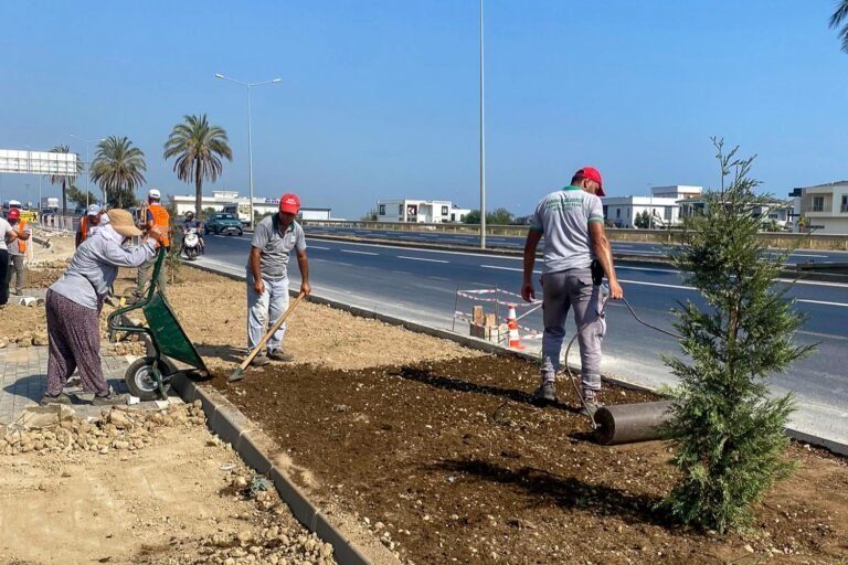 Manavgat Belediyesi’nden Doğa Dostu Refüj Düzenlemesi ve Sulama Projesi