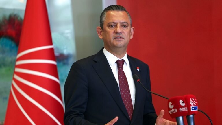 CHP Lideri Özel Antalya’da: Muhittin Böcek’e “Yalnız Değilsin” Mesajı