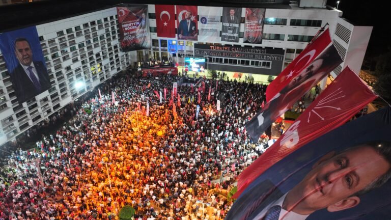 CHP Genel Başkanı Özgür Özel’den Muhittin Böcek’e destek