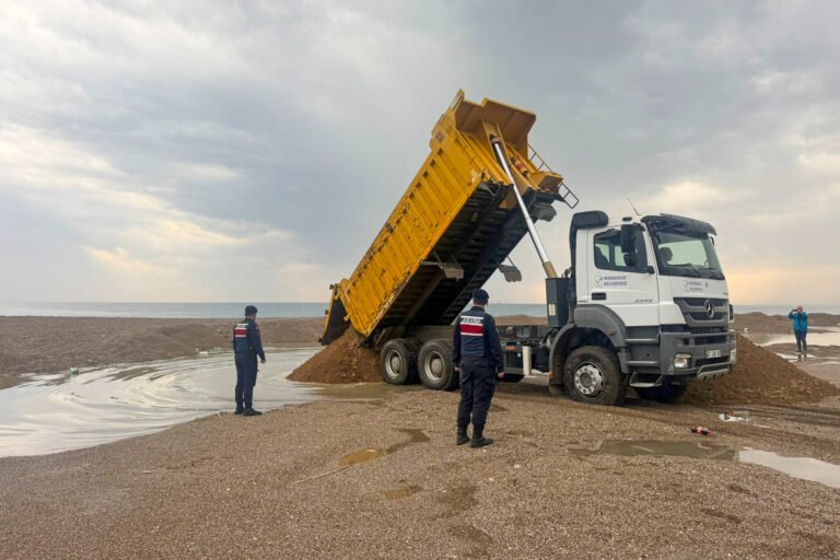 Manavgat’ta Kum Hırsızlığına Suçüstü