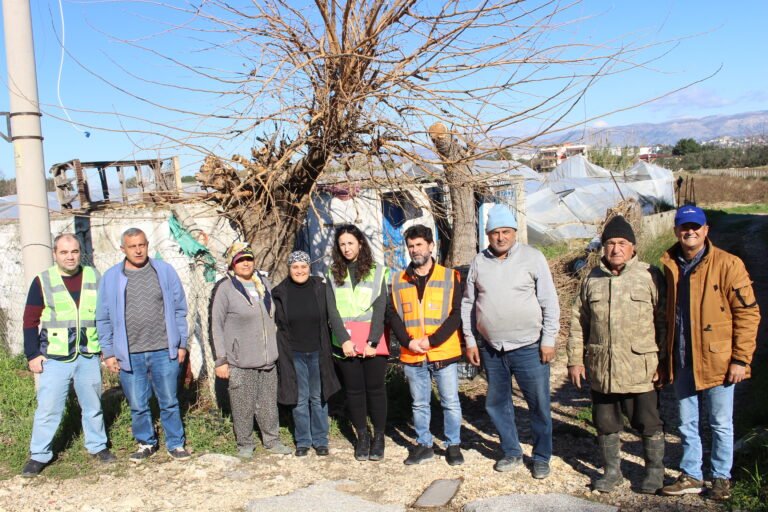 Manavgat’ta hortumdan zarar gören üreticiye destek