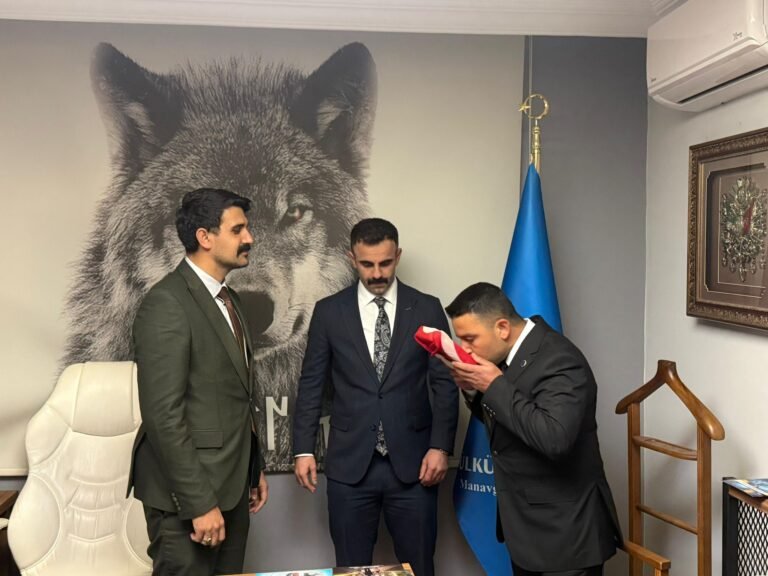 MANAVGAT ÜLKÜ OCAKLARI’NDA BAYRAK DEĞİŞİMİ: EMRAH DEMİRLİ GÖREVE ATANDI