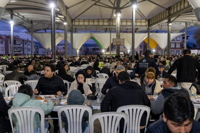 Manavgat Belediyesi Sarılar Mahallesi’nde Binlerce Kişiyi İftar Sofrasında Buluşturdu