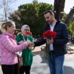 Başkan Vekili Çiçek ve Eşi Sevgililer Gününde Çiçek Dağıttı