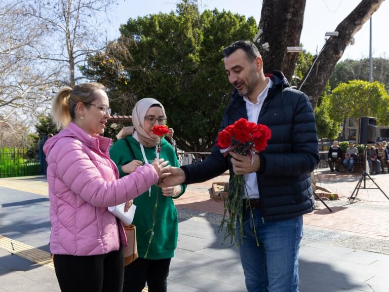Başkan Vekili Çiçek ve Eşi Sevgililer Gününde Çiçek Dağıttı