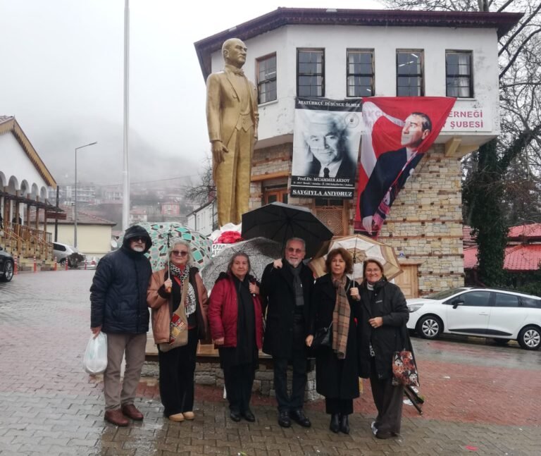 Muammer Aksoy Karanfillerle Anıldı