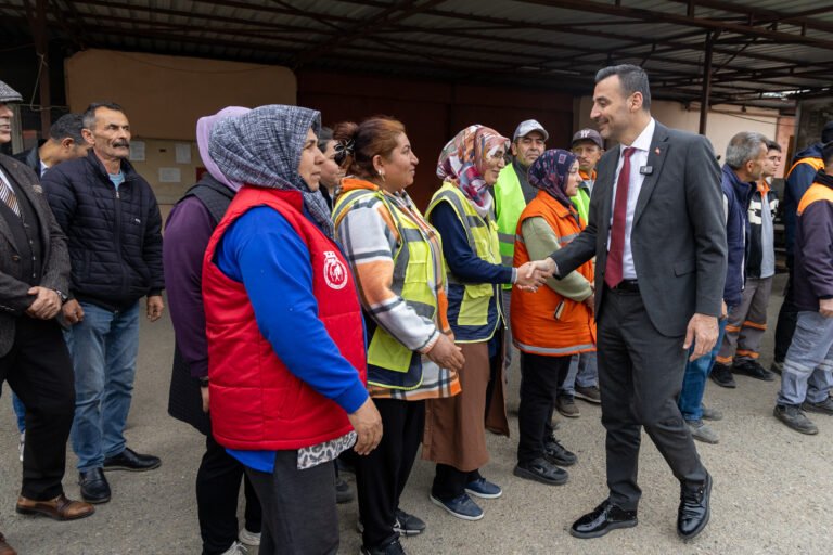 Çiçek, Belediye Personeli ve Meclis Üyeleriyle Bayramlaştı