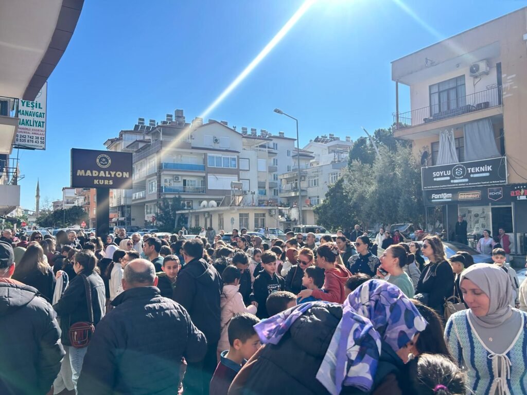 MANAVGAT’TA EĞİTİMİN ‘MADALYON’U PARLIYOR: 5 YILLIK ZİRVE YOLCULUĞU!