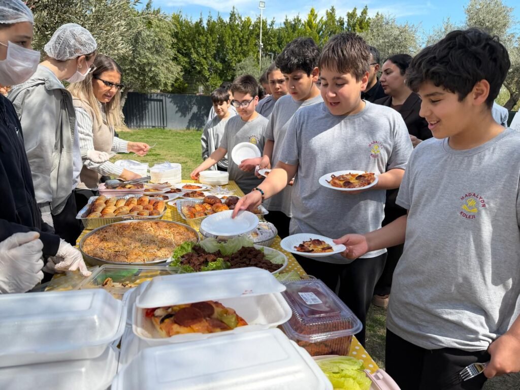 MADALYON’UN GENÇLERİNDEN KALPLERİ ISITAN DAYANIŞMA: ENGELLERİ PİZZAYLA AŞTILAR!