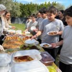 MADALYON’UN GENÇLERİNDEN KALPLERİ ISITAN DAYANIŞMA: ENGELLERİ PİZZAYLA AŞTILAR!