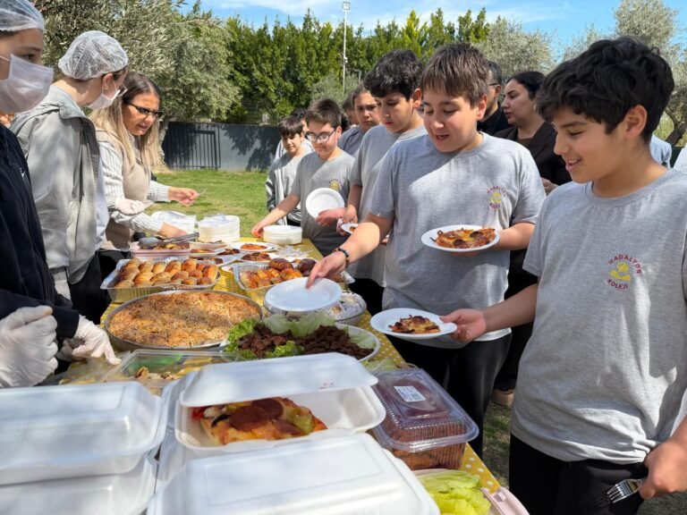 MADALYON’UN GENÇLERİNDEN KALPLERİ ISITAN DAYANIŞMA: ENGELLERİ PİZZAYLA AŞTILAR!