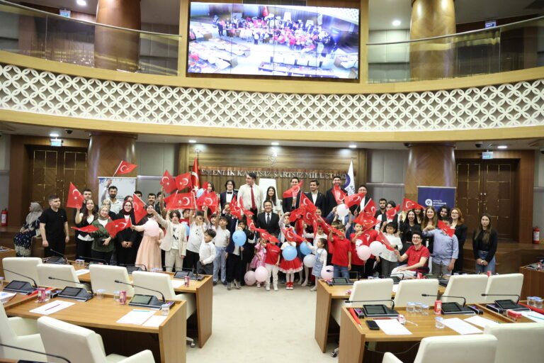 Antalya Büyükşehir Meclisi’nde koltuklar çocuklarda