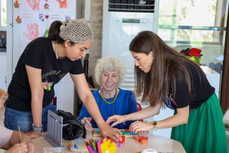 Alzheimer Hastaları Mavi Ev’de buluşuyor