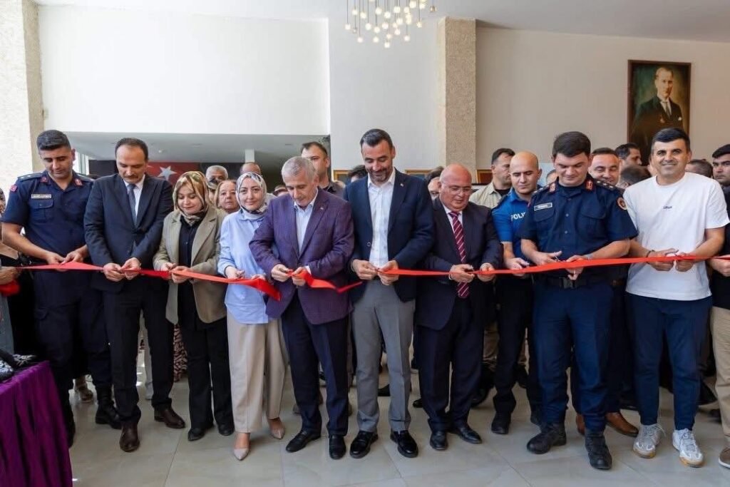 MANAVGAT’TA HAYAT BOYU ÖĞRENME HAFTASI COŞKUSU: HALK EĞİTİMİ MERKEZİ KURSİYERLERİNİN EL EMEĞİ GÖZ NURU ESERLERİ GÖRÜCÜYE ÇIKTI