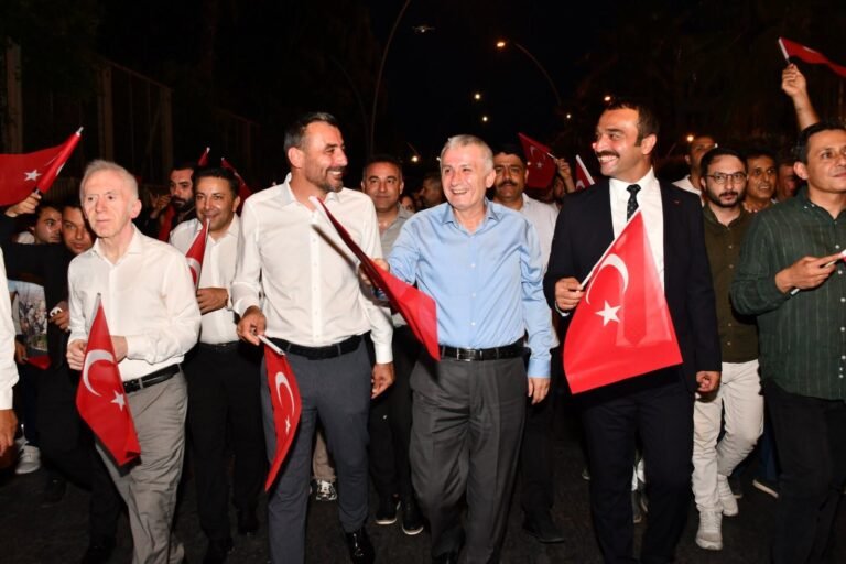 MANAVGAT’TA REKOR KATILIM: 15 TEMMUZ RUHU CUMHURİYET MEYDANI’NDA YENİDEN CANLANDI
