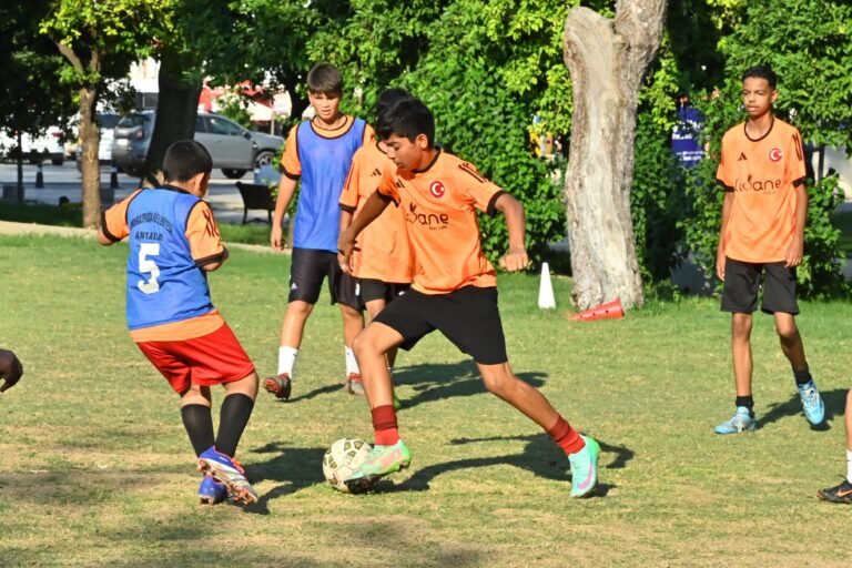 İmkânı Olmayan Çocuklar “Zinde ve Zihinde” Projesiyle Hem Ücretsiz Futbol Eğitimi Alıyor Hem De Kötü Alışkanlıklardan Uzak Tutuluyor