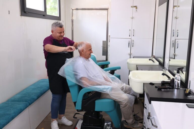 Büyükşehir’in Mobil Kuaför Tırı yaylalarda hizmet veriyor