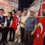 MANAVGAT ATATÜRK’ÜN ÇOCUKLARI ÜSKÜP’TE GÖĞSÜMÜZÜ KABARTTI: AİLELERDEN DEVLET DESTEĞİ ÇAĞRISI