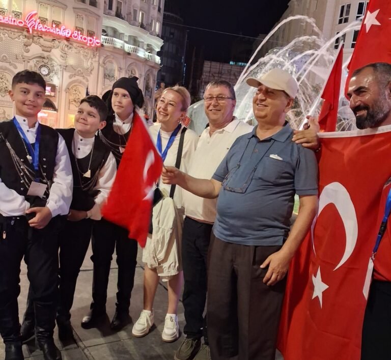 MANAVGAT ATATÜRK’ÜN ÇOCUKLARI ÜSKÜP’TE GÖĞSÜMÜZÜ KABARTTI: AİLELERDEN DEVLET DESTEĞİ ÇAĞRISI