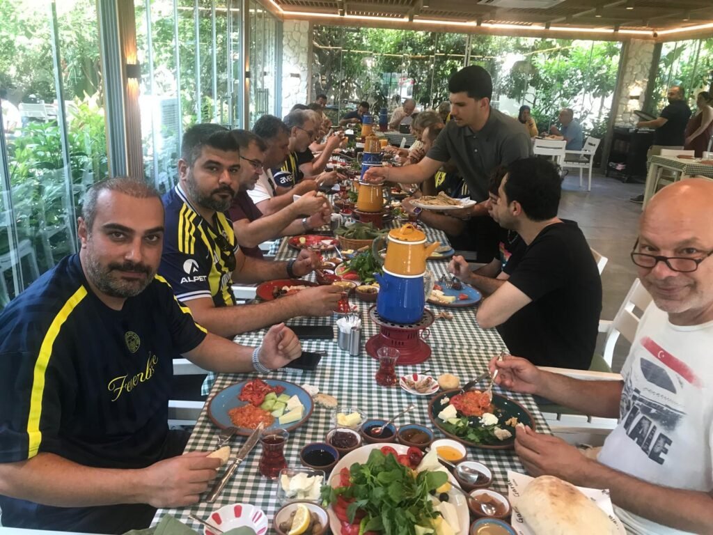MANAVGAT’TA SARI-LACİVERT BULUŞMA: FENERBAHÇELİLER KAHVALTIDA BİR ARAYA GELDİ