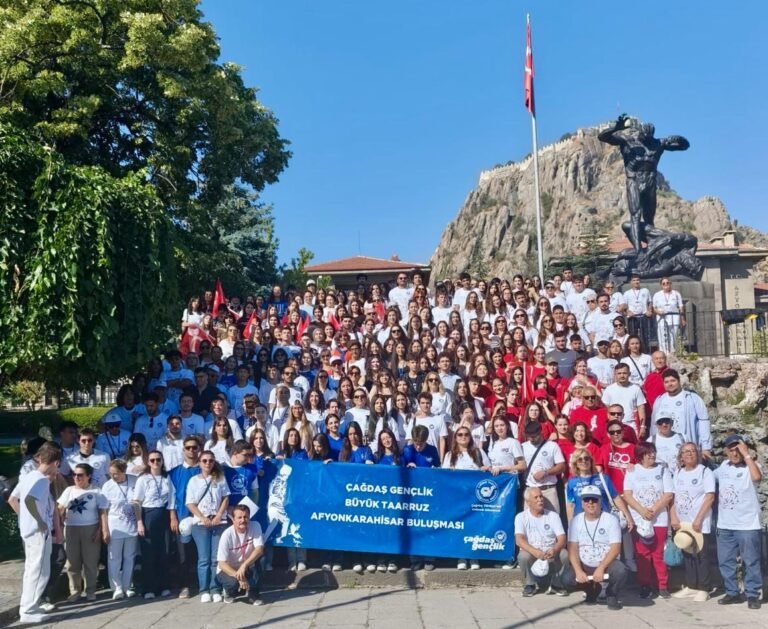 KOCATEPE: KÜLLERDEN GÜLLERE UZANAN HAFIZA “ÇYDD Manavgat Şubesi Kocatepe’de Cumhuriyet’in köklerine yürüdü”